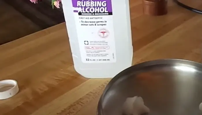 use rubbing alcohol to remove stain clothes