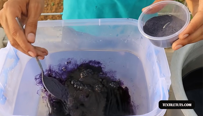 Using Blue Color to Dye fabric