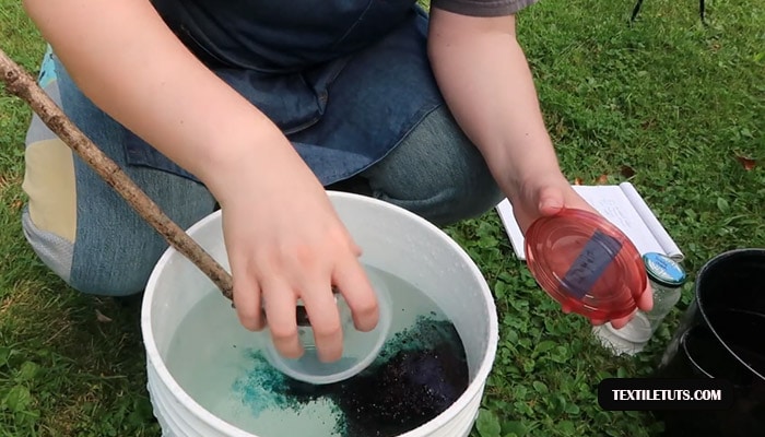 Using Green Color to Dye Yellow Fabric