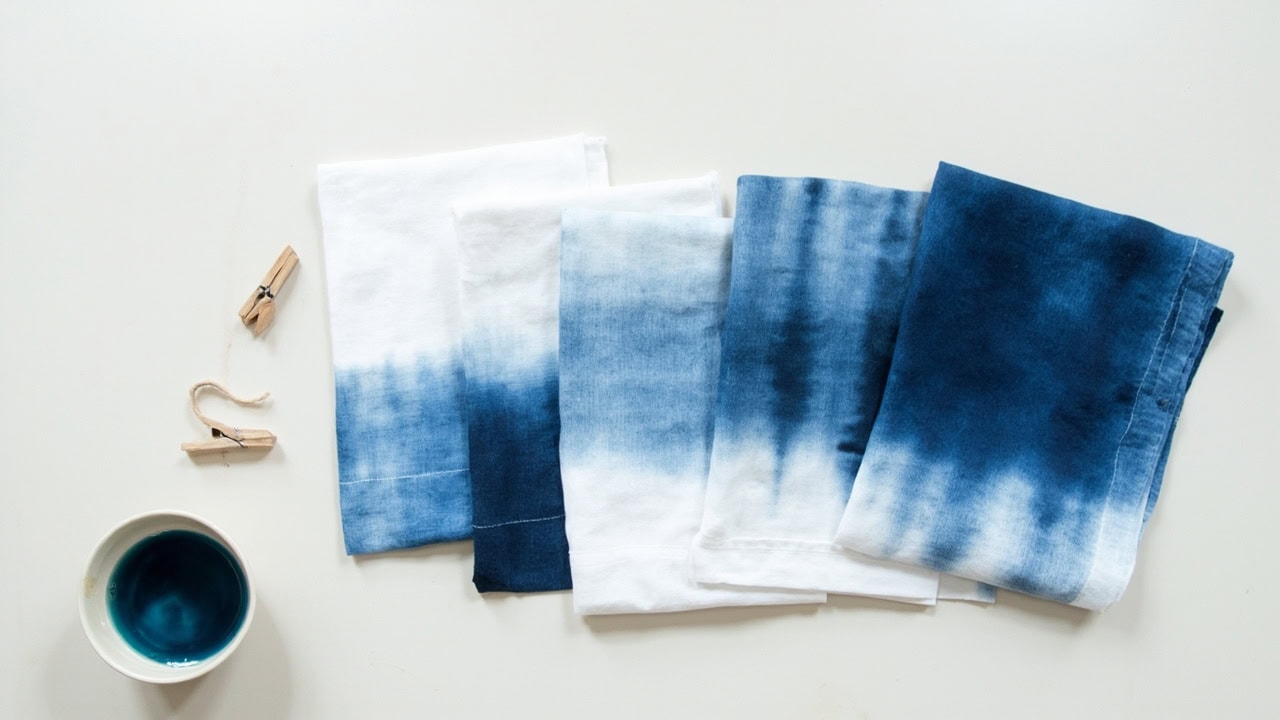 Infographic showing the complete dip dyeing process from fabric preparation through final rinsing with labeled steps