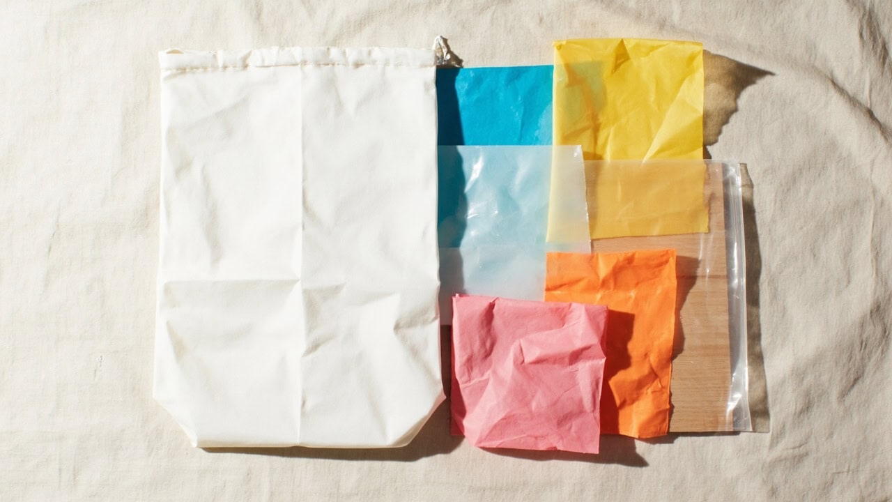 Comparison diagram showing correct silk storage materials versus incorrect materials to avoid